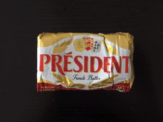 柠檬磅蛋糕,选用总统的黄油，因为总统的是发酵型的
这一点很关键噢，普通黄油做不出柔润的磅蛋糕，科科
 
