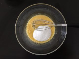 柠檬磅蛋糕,烤箱开始170度预热啦，全蛋加入大盆里一定要大盆，这个食谱里盆要挑大梁，用蛋抽搅匀，再加入细砂糖，搅匀