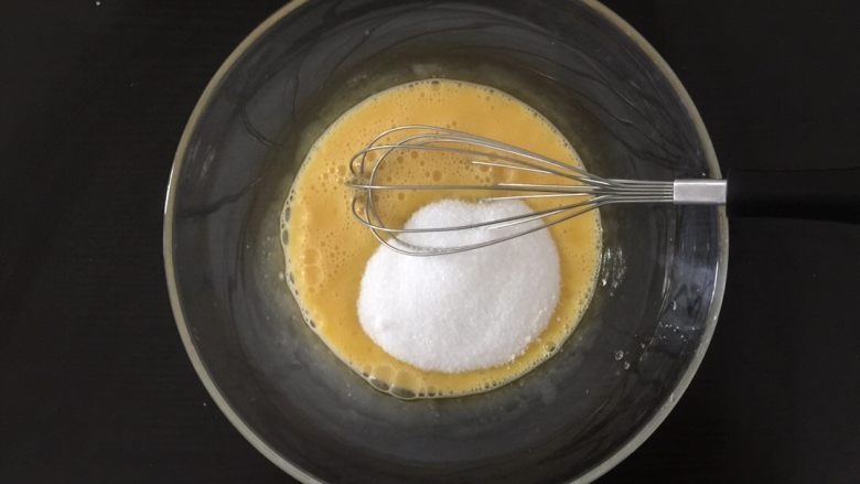 柠檬磅蛋糕,烤箱开始170度预热啦，全蛋加入大盆里一定要大盆，这个食谱里盆要挑大梁，用蛋抽搅匀，再加入细砂糖，搅匀