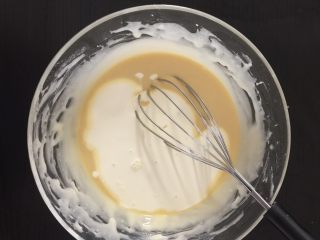 柠檬磅蛋糕,在盆里倒入淡奶油，从中间往四周柔和地打圈，拌匀淡奶油与面糊，你温柔滴对待面糊，烤出来的蛋糕才会柔绵地反馈你
 