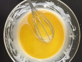 柠檬磅蛋糕,在盆里倒入一开始准备好的已经冷却的黄油同样的手法温柔地打圈让它们彼此融合
 
