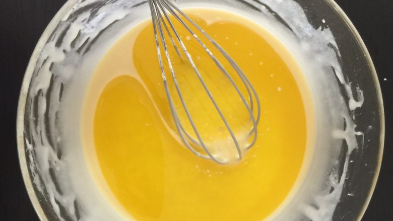 柠檬磅蛋糕,在盆里倒入一开始准备好的已经冷却的黄油同样的手法温柔地打圈让它们彼此融合
 

