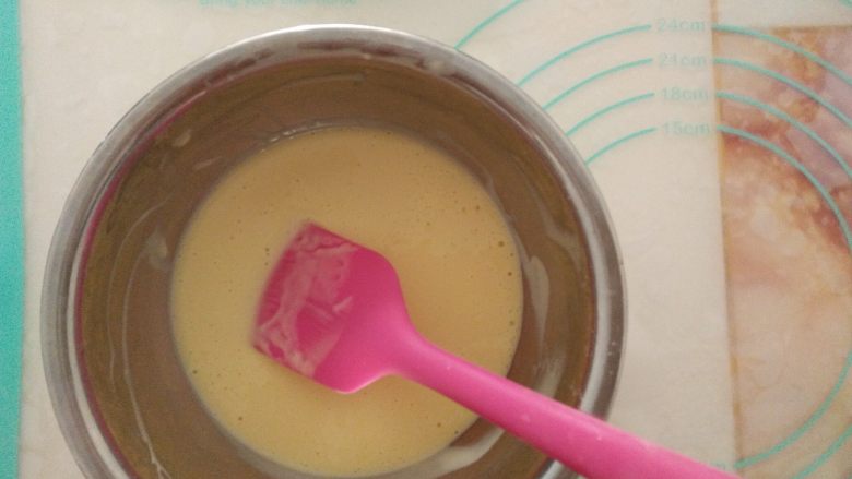 清爽低脂的无油酸奶蛋糕, 搅拌成细滑无颗粒的面糊，静置备用。