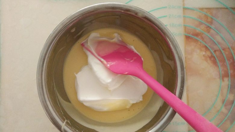 清爽低脂的无油酸奶蛋糕,取三分之一的蛋白加入蛋黄糊中，用刮刀切拌均匀。