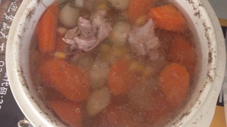 胡萝卜玉米马蹄爽骨头汤,吃之前加上盐调味即可