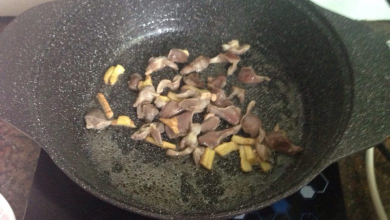 荷兰豆炒鸡肾,锅中下油烧热后倒入鸡肾和生姜爆炒至熟