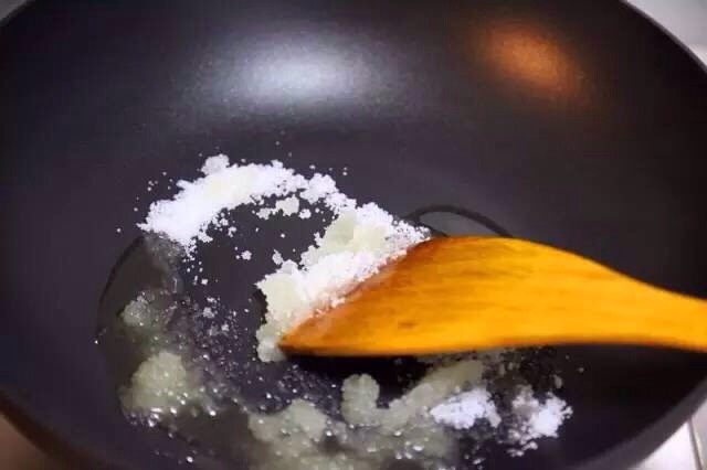 拔丝红薯,往锅中倒入10毫升左右的油，然后把白糖放入锅中，小火开始不停的煸炒。