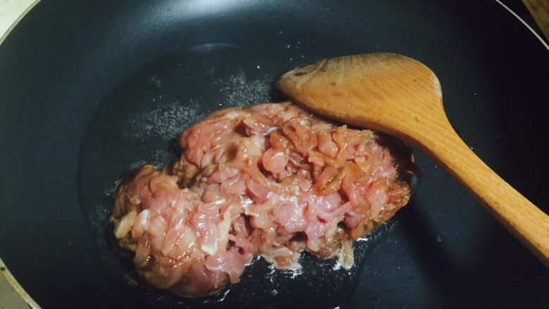 雪菜肉丝面,锅内入油，下入腌制好的肉丝
