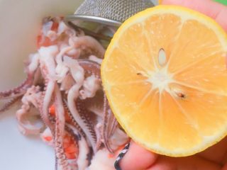 意式海鲜沙拉,鱿鱼须和虾仁沥干水，挤上小半个柠檬汁🍋拌匀。