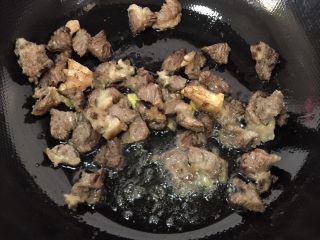 土豆烧牛肉,热油下入姜片炒香，下入牛肉，煸炒片刻