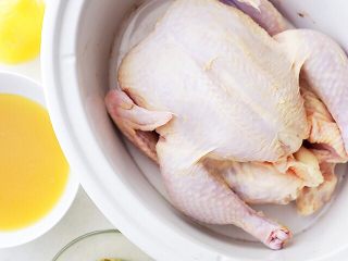 栗子炖鸡,把鸡处理干净后切成小块，放2汤匙酱油腌10 - 15分钟。
