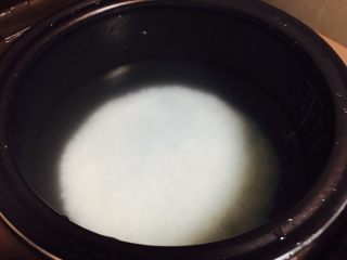 桂圆红枣粥,大米加五倍水量，煮粥键
