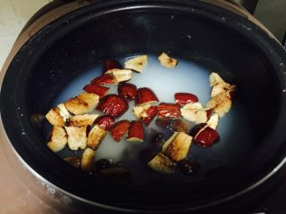 桂圆红枣粥,红枣去核切块，水开后加入红枣和桂圆