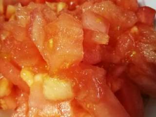 番茄龙利鱼,番茄去皮后切小块待用。