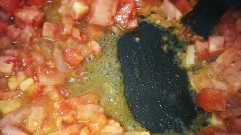 番茄龙利鱼,锅里热适量加热后下番茄块煸炒。