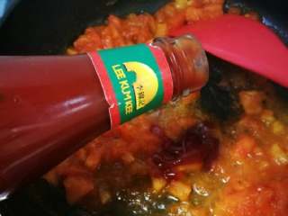 番茄龙利鱼,加入番茄酱（家里正好没有番茄酱了，只能用番茄沙司替代）继续煸炒一会儿。