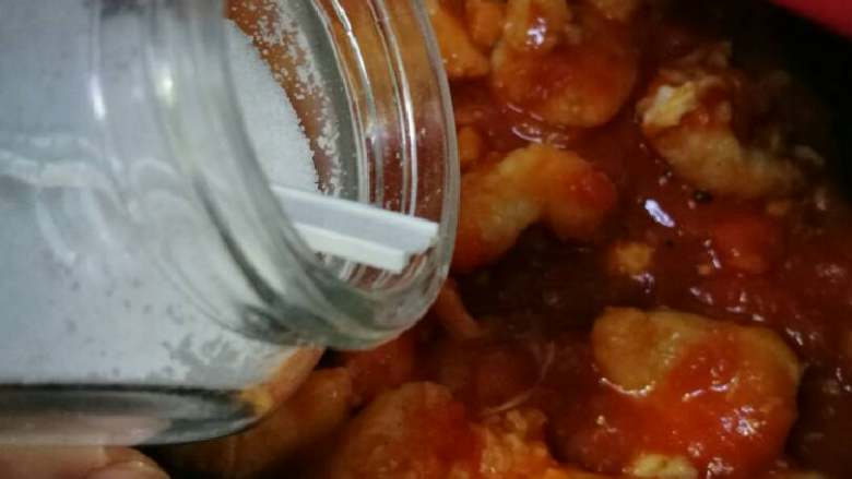 番茄龙利鱼,根据口味加入适量盐调味。