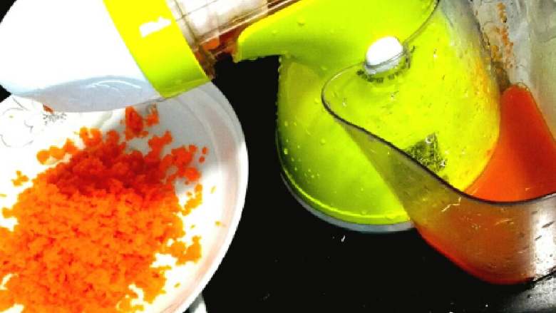 彩色饺子+#春意绿#,胡萝卜，菠菜摇出汁