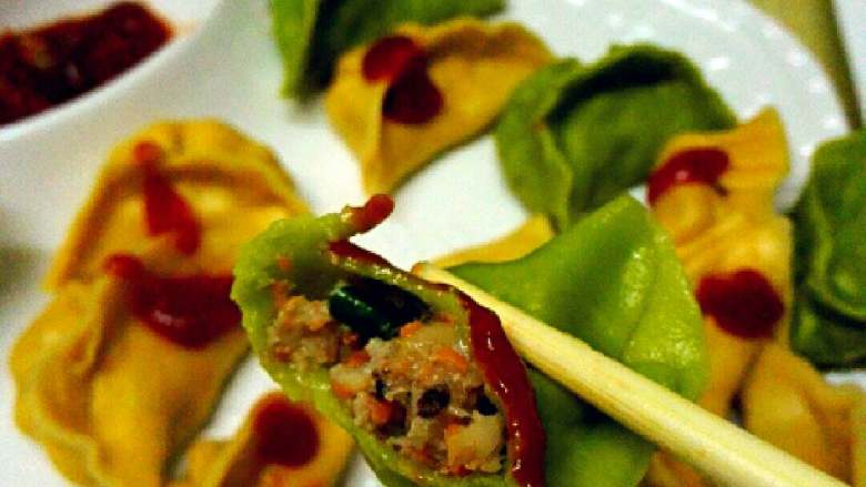 彩色饺子+#春意绿#,美味，忍不住开吃了