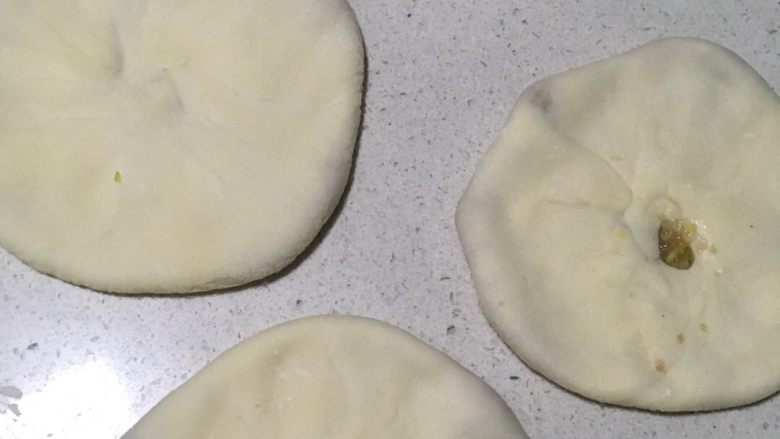白菜猪肉馅饼,压成饼：将包子压成饼状，注意别把馅料挤出来了。台面上撒些干面粉，防止饼太薄粘在上面。