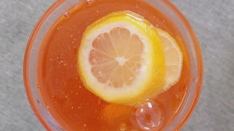 蜂蜜柠檬水,切好片 一片一片放入透明玻璃罐  