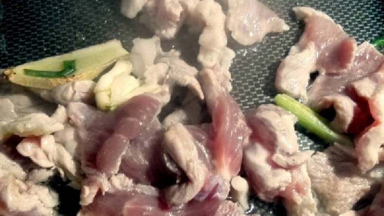 “肉炒香菇”绅士私房菜,大火爆香原料后放入腌制好的梅花肉进行煸炒