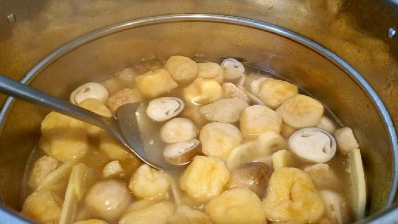 什锦鱼片汤,翻动一下，放适量盐，盖上锅盖，煮几分钟。