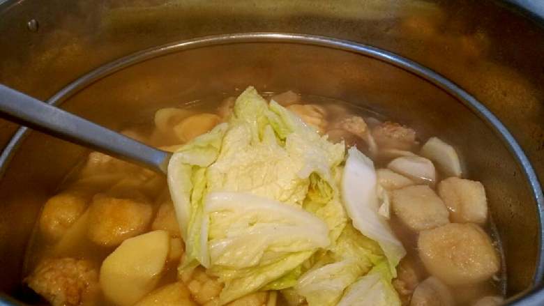 什锦鱼片汤,把炒好的大白菜加入锅中煮，煮三分钟。