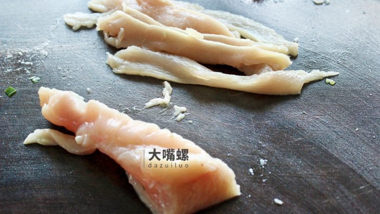 土豆“排骨”の鸡胸肉丨大嘴螺,鸡胸肉洗净切片，切细条也是可以的，尽量将鸡肉片切得轻薄完整