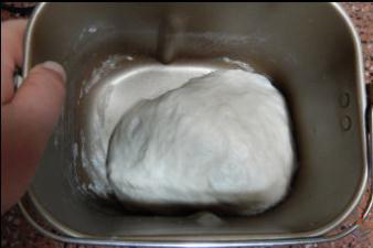 红糖大枣面包,将中种面团放入面包机内，搅拌8分钟至全部混合成团，发酵至2倍大。（如果想要冷藏发酵就丢进冰箱冷藏室17小时吧）