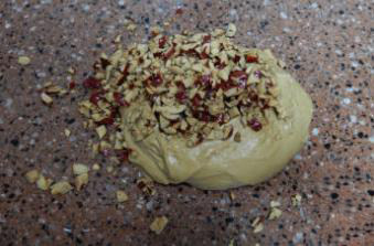 红糖大枣面包,将揉好的面团取出，放入大枣碎，滚圆。