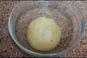 红糖大枣面包,将滚圆的面团放入盆中，盖保鲜膜静置发酵。
