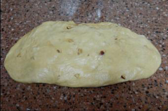 红糖大枣面包,将发酵好的面团取出，按压排气。