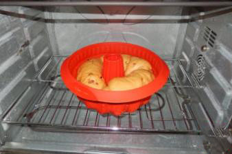 红糖大枣面包,将模具放入烤箱内，喷水或者放一杯热水，发酵40分钟。