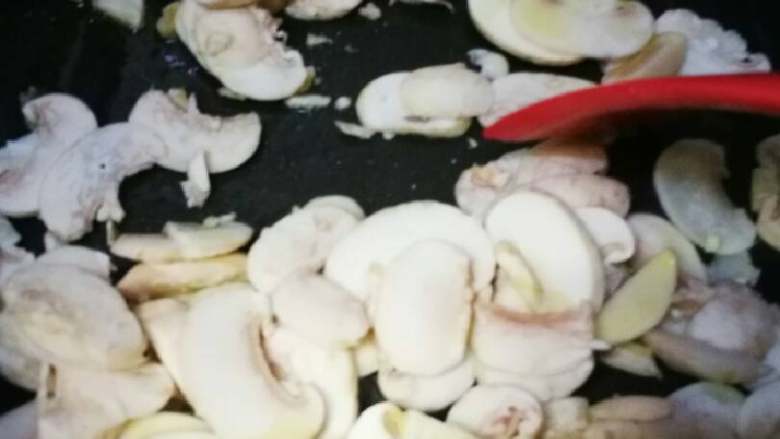娃娃菜肉丝菌菇炒年糕,锅内留底油下口蘑片翻炒。
