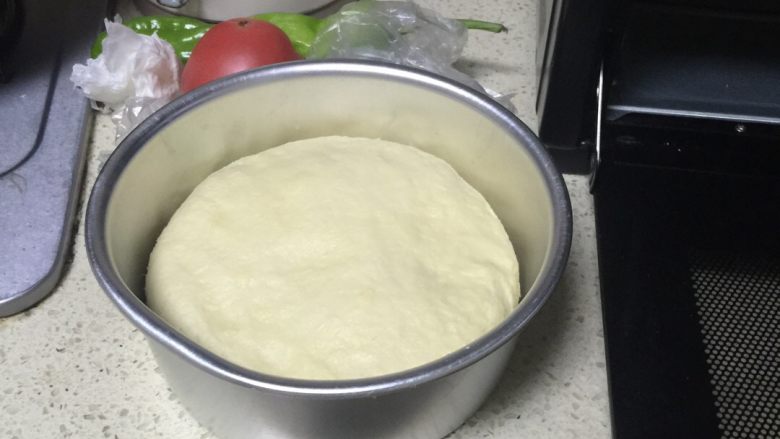花式豆沙面包,放入容器内发酵，发酵到2-2.5倍大（我是放烤箱发酵的，发酵了2个小时左右）