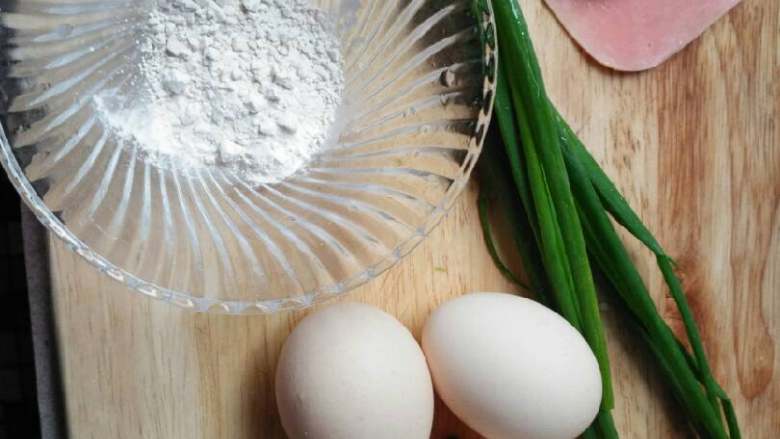 潇大妈-鸡蛋卷,材料准备好。
秘诀1:
淀粉，可以使<a style='color:red;display:inline-block;' href='/shicai/ 9'>鸡蛋</a>煎的时候，不容易破，更容易成行。
淀粉可以是：嫩肉粉，红薯粉。