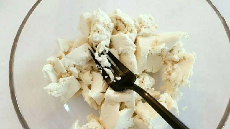 宝宝辅食：虾皮粉蒸豆腐饼,用叉子把豆腐捣碎备用。