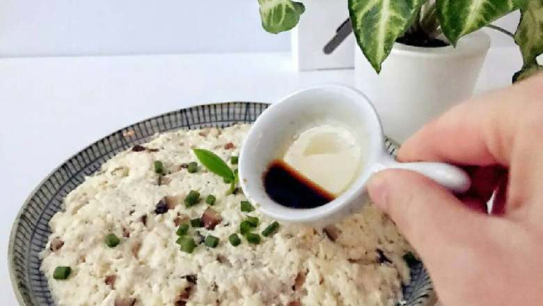 宝宝辅食：虾皮粉蒸豆腐饼,开动啦，味道是比较清淡的，可以在上面淋一点点宝宝酱油