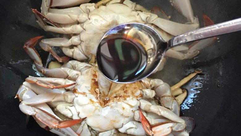 #年夜饭#香焖啤酒蟹,翻面，免得蟹膏给溜出来了。加入两勺的生抽。