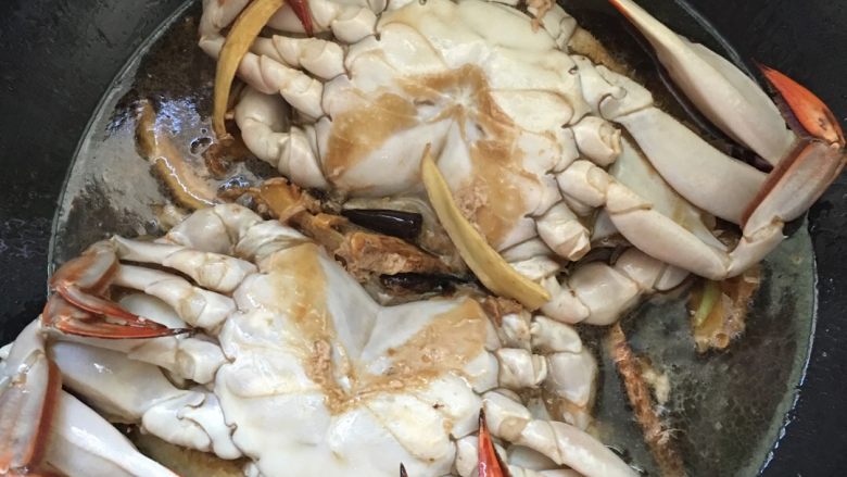 #年夜饭#香焖啤酒蟹,把蟹翻面。