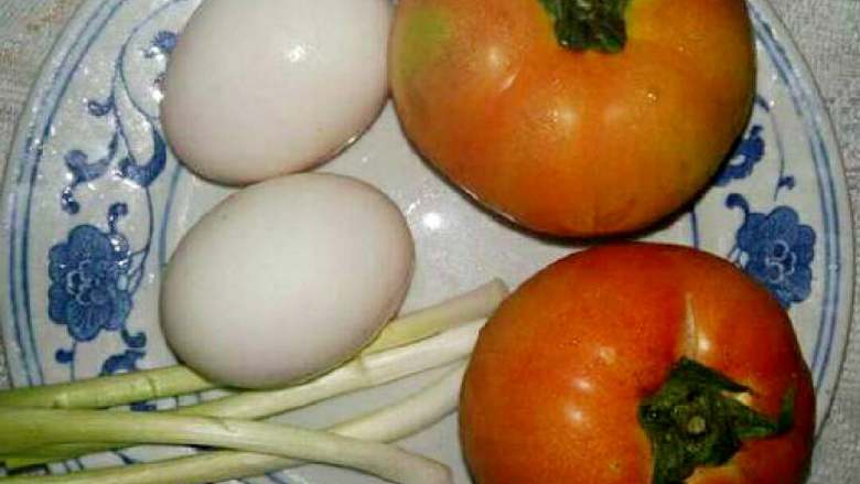 番茄炒蛋+#挑战鸡蛋的100种做法#,<a style='color:red;display:inline-block;' href='/shicai/ 59'>番茄</a>去蒂洗净。