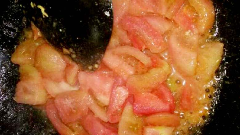 番茄炒蛋+#挑战鸡蛋的100种做法#,锅烧热加入油，下番茄块煸炒出汁。