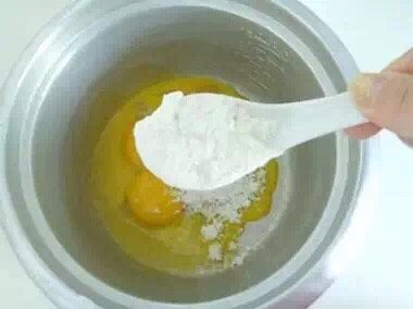电饭锅蛋糕#挑战鸡蛋的100种做法#,3勺冒尖的面粉。