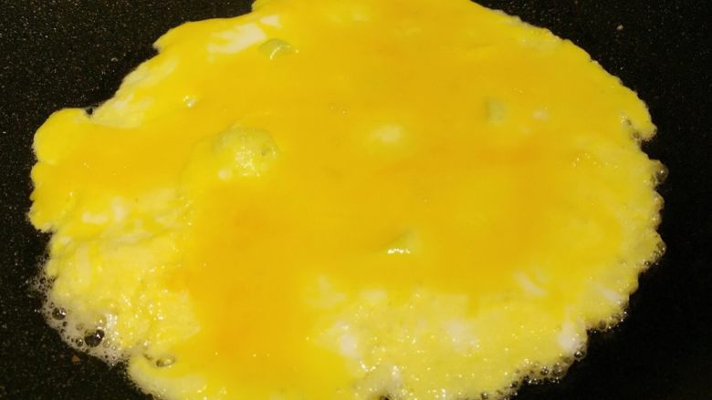 台式鸡蛋饼#挑战鸡蛋的100种做法#,放油摊鸡蛋