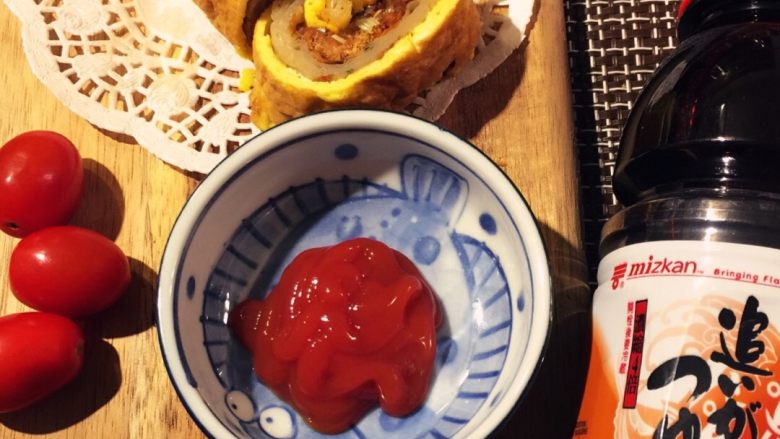 台式鸡蛋饼#挑战鸡蛋的100种做法#,不喜欢番茄酱的也可换成日式蘸酱，都很美味！我都喜欢😆在家做起来吧！