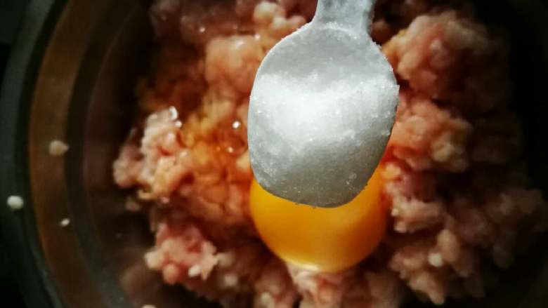 黄金如意卷#挑战鸡蛋的100种做法#,加盐适量。