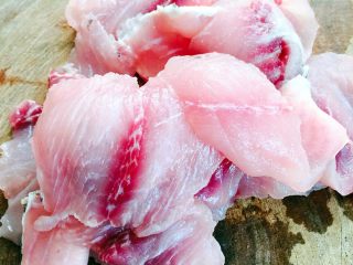 酸菜鱼🐠#王氏私房菜#,把鲤鱼🐟洗净、把鱼肉片成鱼片