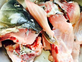 酸菜鱼🐠#王氏私房菜#,剩下的鱼排切成段