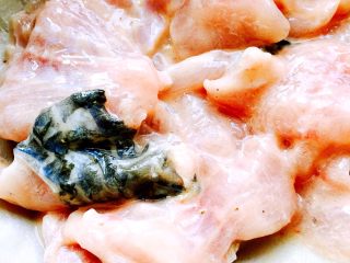 酸菜鱼🐠#王氏私房菜#,片好的鱼肉片用鸡蛋清、料酒、淀粉腌制20分钟